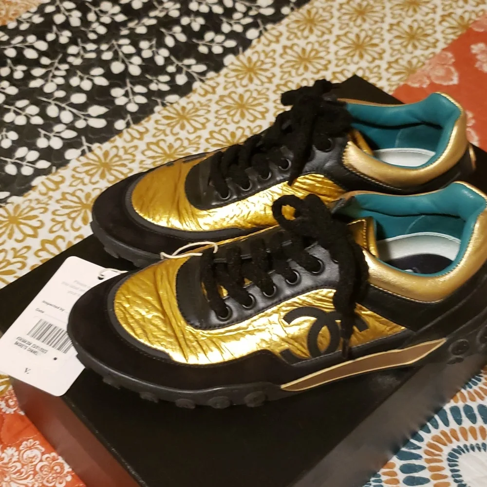 Women's Authentic Chanel sneakers - Picture 2 of 7